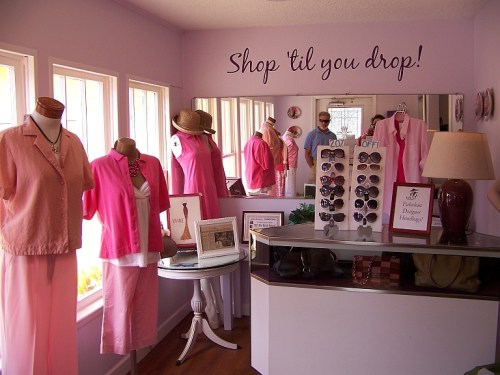 Enter into the shopping spirit in Jessica's entryway...