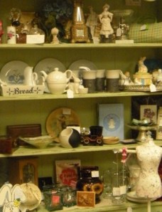 plate rail allieviates flat look Here's a simple solution: Add platerails to your shelving units.