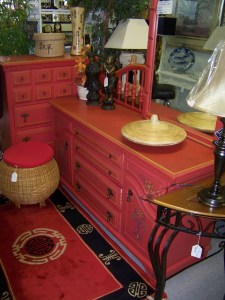 Groupings of home decor and furniture makes it all look so much better in consignment shops!