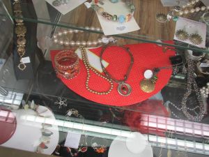 Look how the color just "bulls eyes" your resale merchandise!