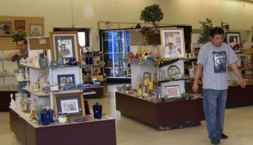 Merchandising end caps in a thrift store