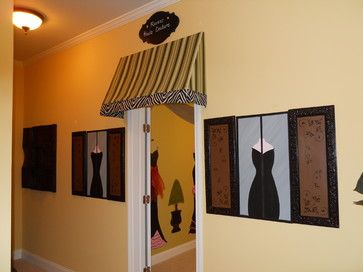 Decorate that blank back wall in your consignment shop temporarily, says TGtbT.com