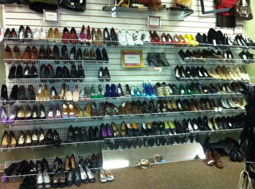 How NOT to photograph your consignment or resale merchandise, by Auntie Kate of TGtbT.blog