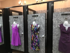 Dressing rooms in a typical Clthes Mentor, by TGtbT.com